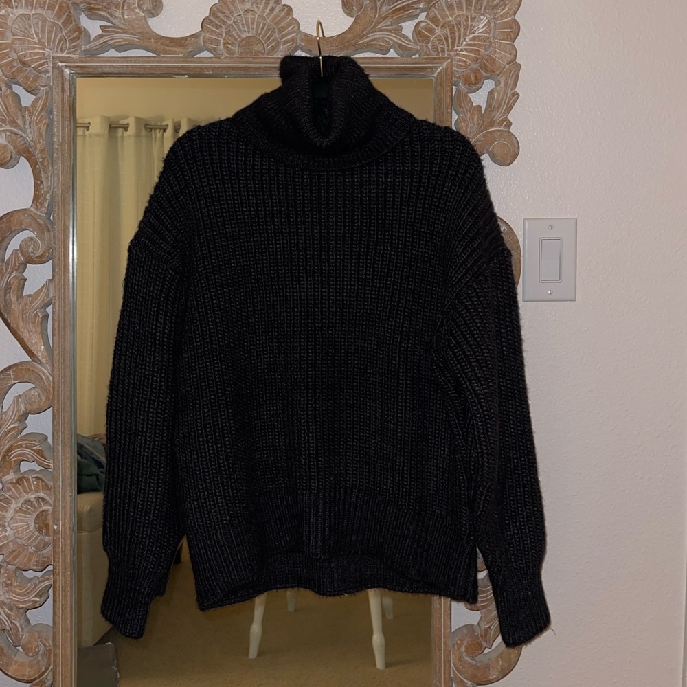 Black wool knitted H&M turtleneck sweater. Brand new, never worn.